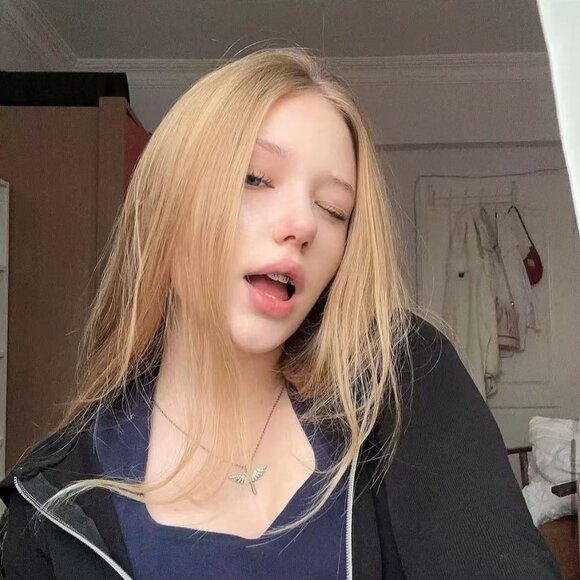 Meet your Posher, Fernanda - Picture 1 of 1